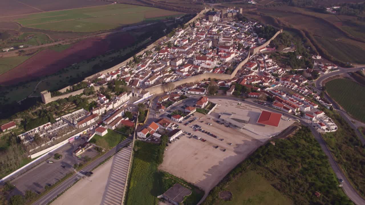 Città Medievale di Óbidos, Portogallo, senza persone all'alba, aerea