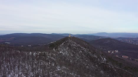 Luftaufnahmen-Von-Einem-Aussichtspunkt-Im-Winter-In-Ungarn-Drohne-Bewegt-Sich-Schnell-Vorwärts