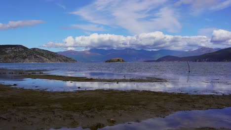 lago de prespa con isla maligrad sobre un hermoso fondo de montañas y nubes blancas