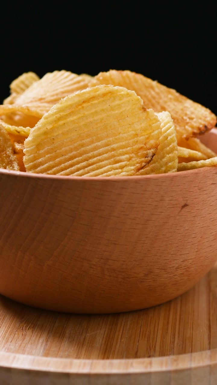 Ciotola di patatine fritte in rotazione.