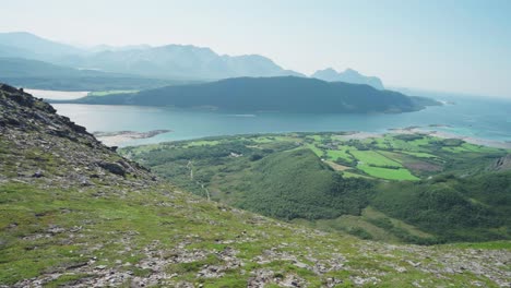 Vista-Panorámica-De-Las-Montañas-Verdes-En-Steigen-Noruega---Toma-Panorámica-Panorámica