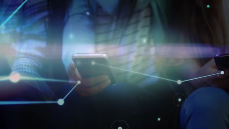 red brillante de conexiones contra un grupo de estudiantes que usan teléfonos inteligentes