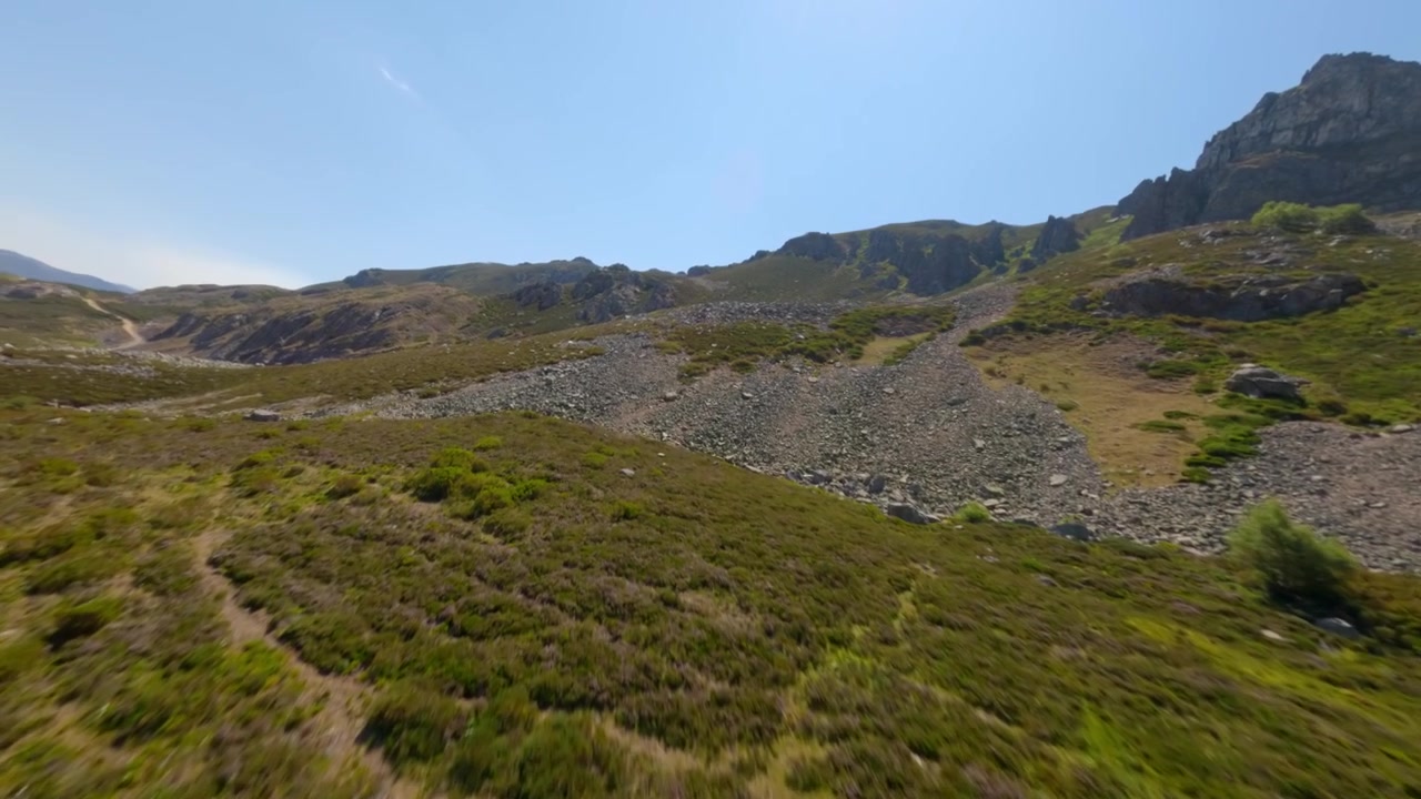 Splendido video con drone che sorvola le aspre cime montuose di Puerto San Isidro, nella catena Cantabrica, Asturie. Pendii rocciosi, terreno selvaggio e texture naturali in questo paesaggio panoramico.
