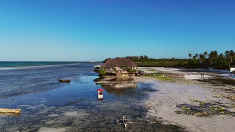 restaurante sobre el agua en una playa de una isla tropical