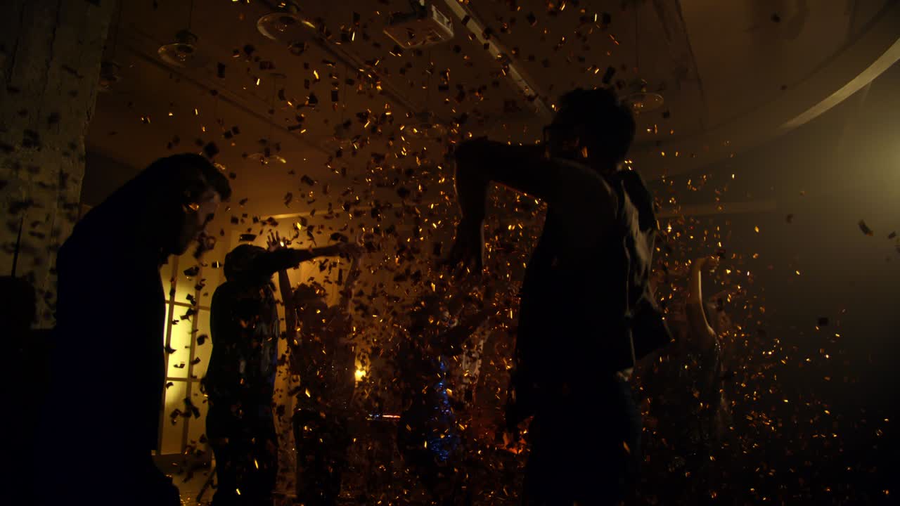 파티하는 사람들, 점프하는 사람들, 콘페티를 던지는 사람들