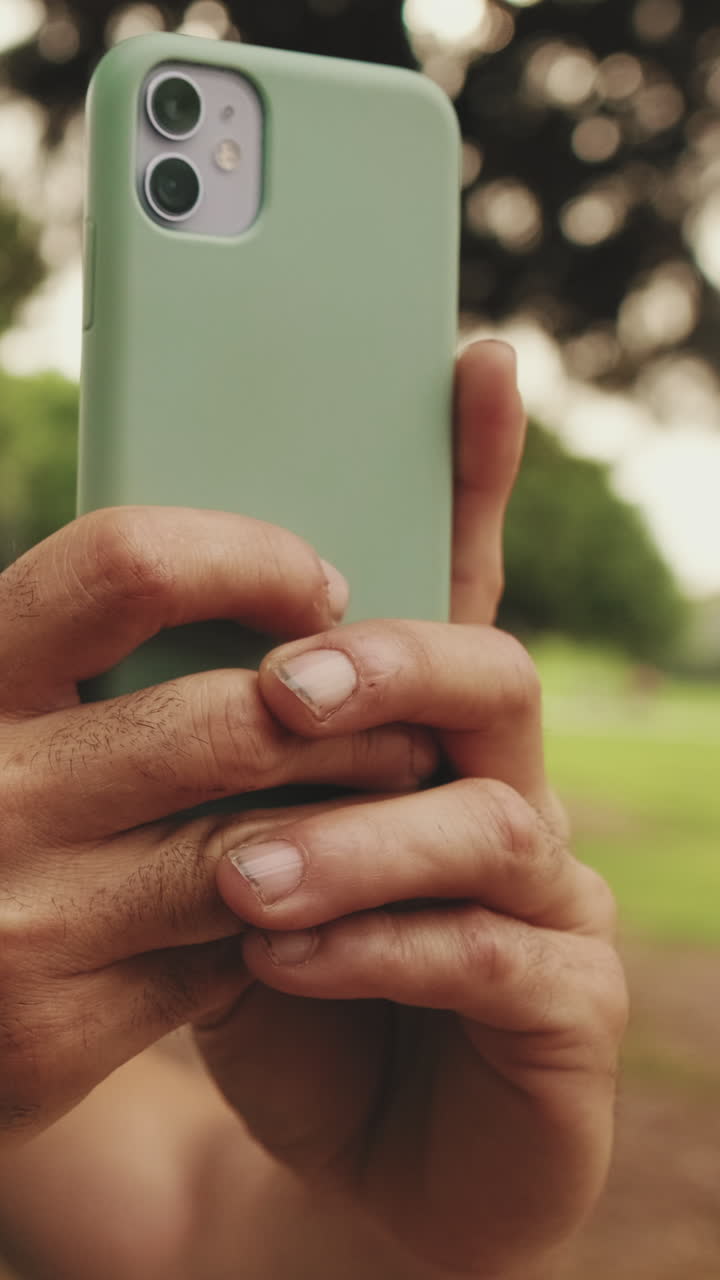 Persona in possesso di uno smartphone