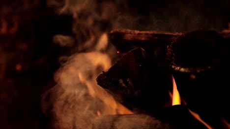 Holzscheite-Brennen-Und-Erzeugen-Rauch-Und-Flammen-An-Einem-Kamin