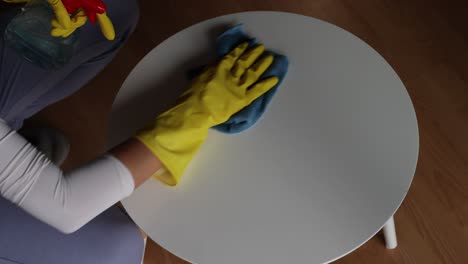 mujer con guantes limpiando alrededor de la casa, concepto de limpieza de primavera, guantes amarillos