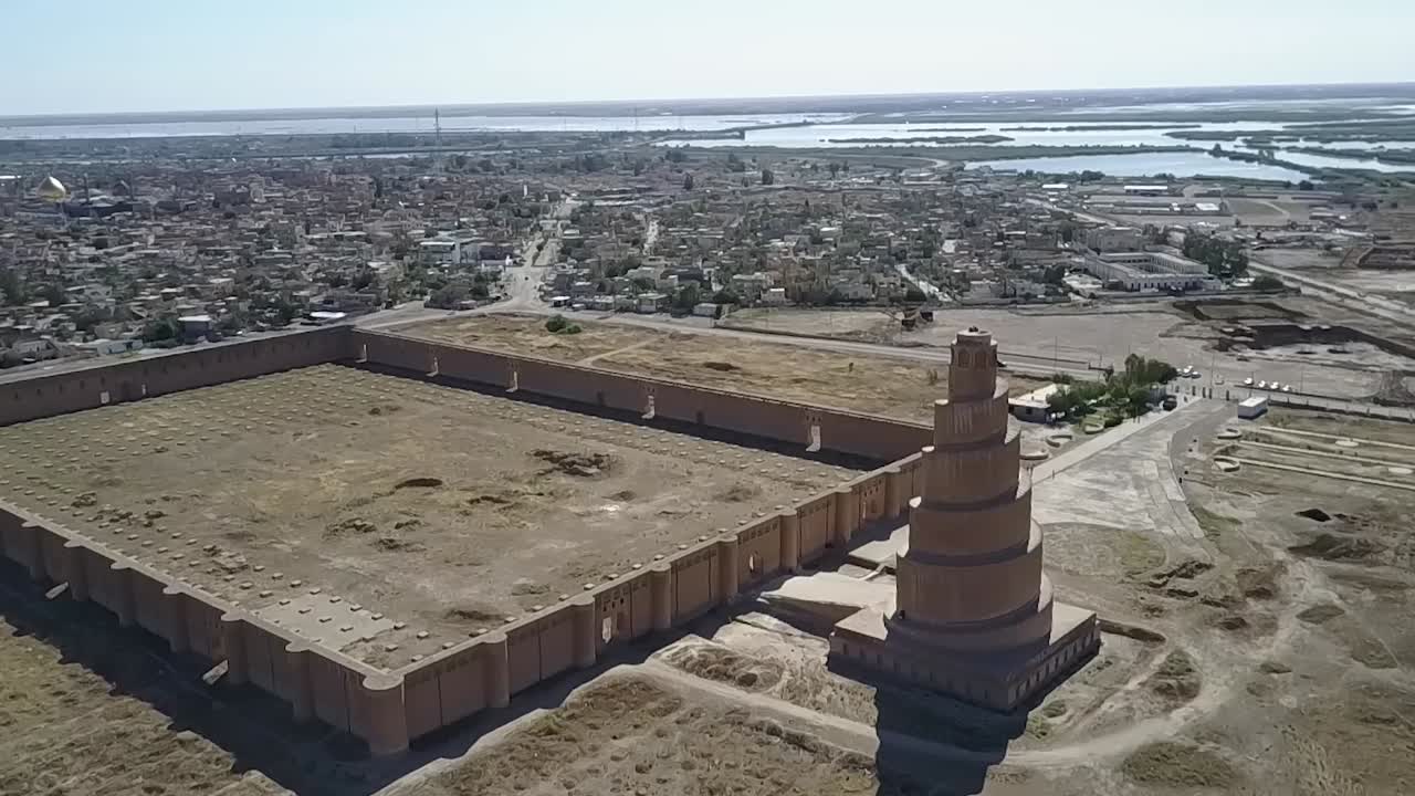 imágenes aéreas de la mezquita de malwiya en samarra iraq minarete minarete