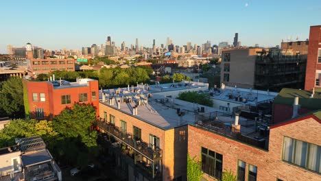 Stadtlandschaft-Mit-Der-Skyline-Von-Chicago-Und-Wohngebäuden-Im-Vordergrund