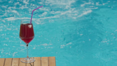 un refrescante cóctel helado junto a la piscina