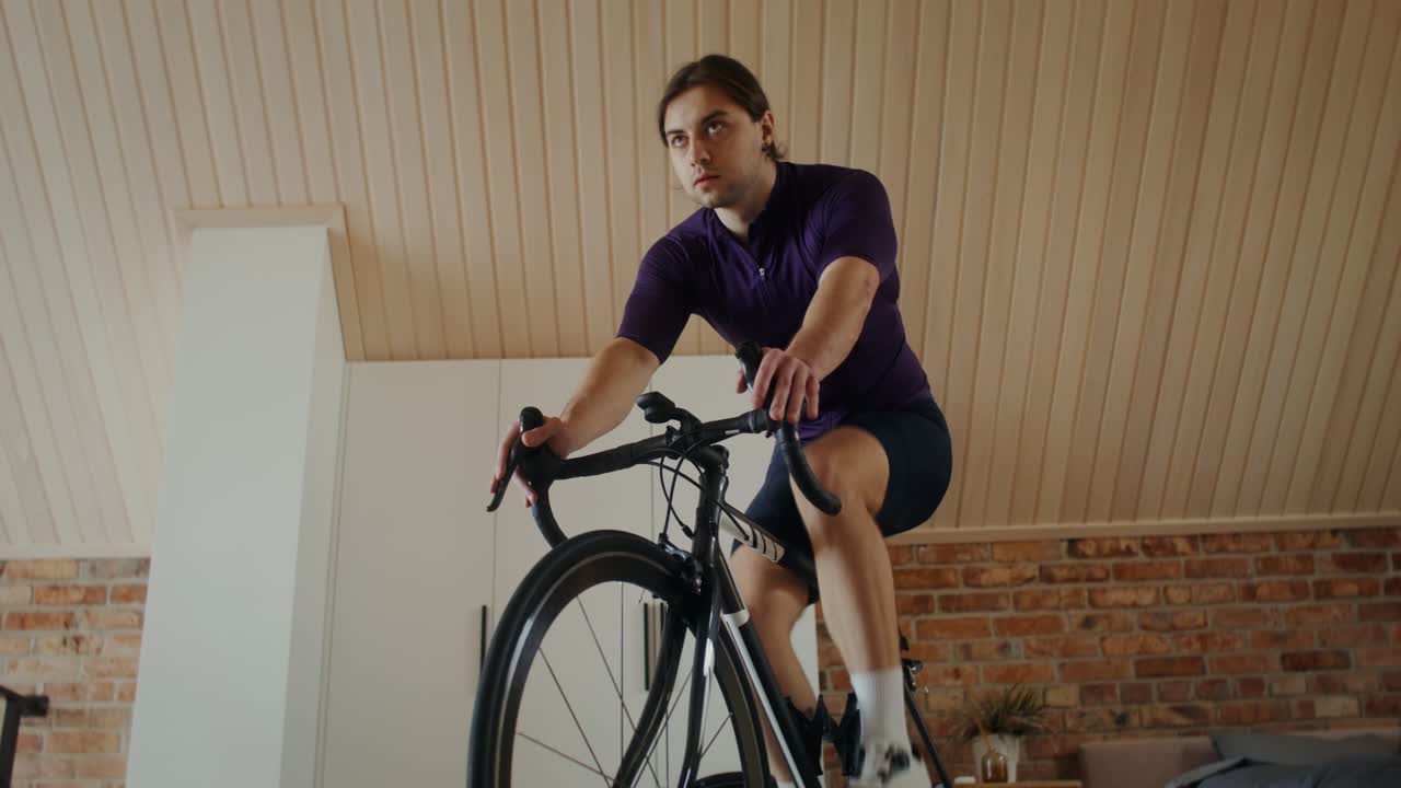 남자 실내 자전거 운동