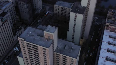 drones descendentes sobrevuelan los tejados de harlem, nueva york, justo después del amanecer, en 4k