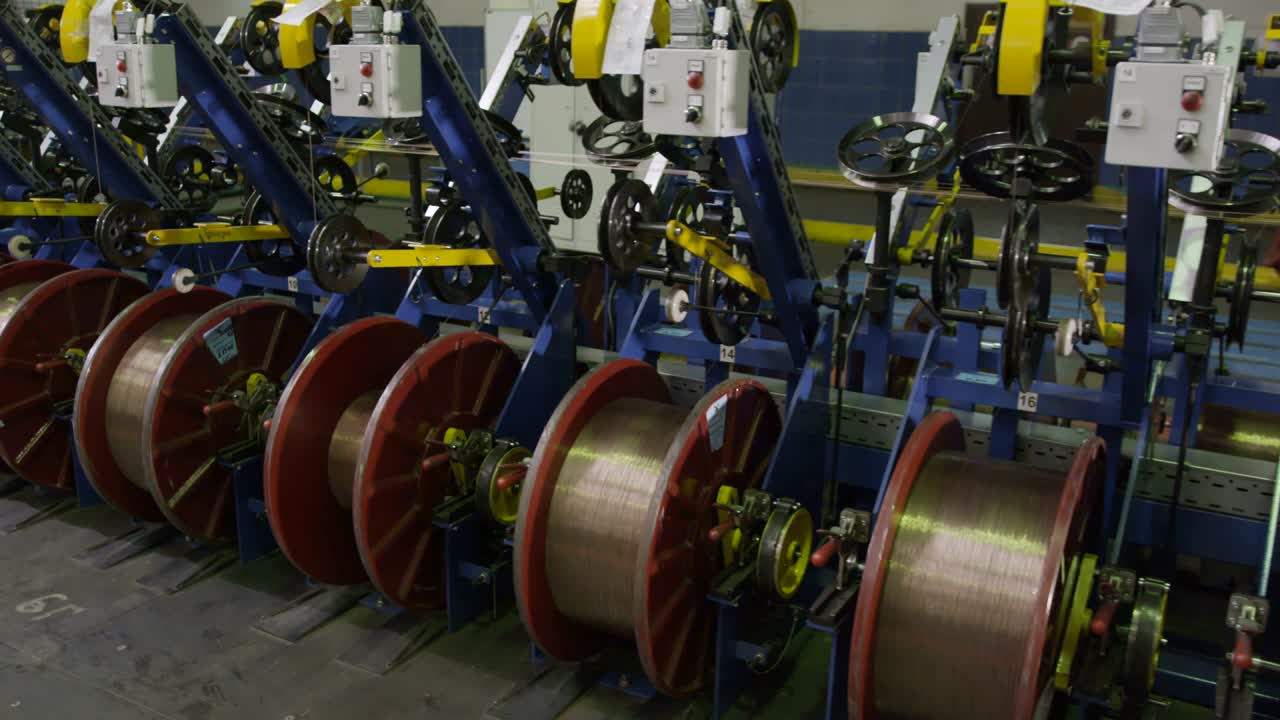hilos de carrete de máquinas en bobinas en el departamento de primer plano