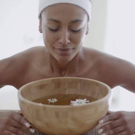 mujer joven recibiendo tratamiento de spa