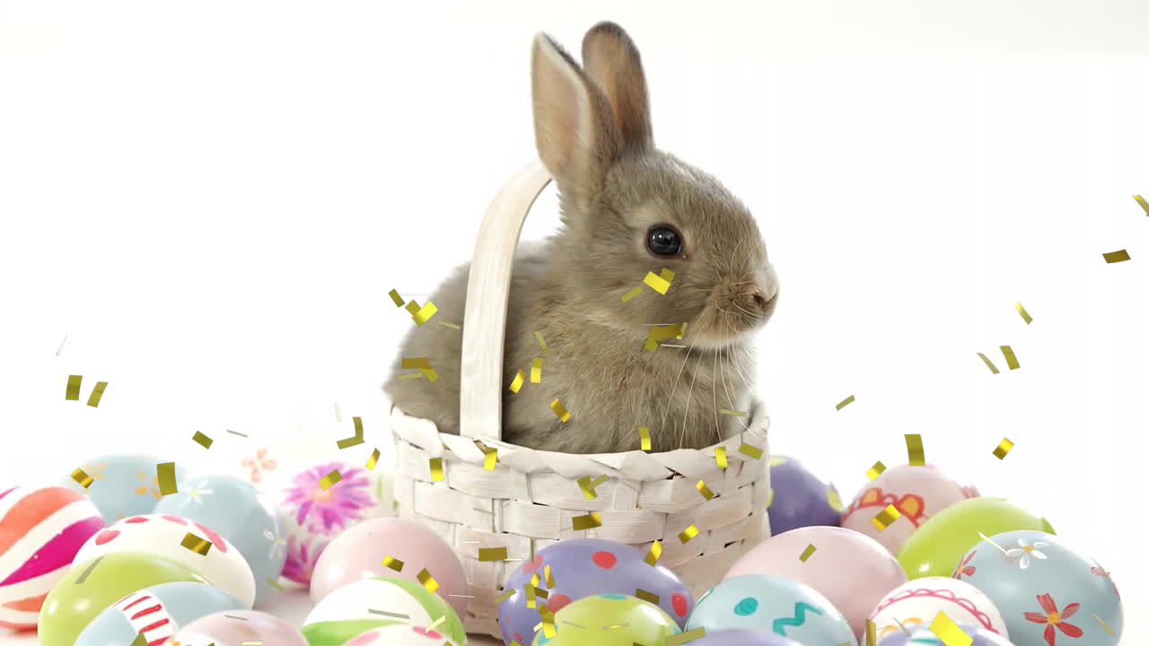Animazione di coriandoli che cadono su un coniglio in un cesto e uova di Pasqua su sfondo bianco