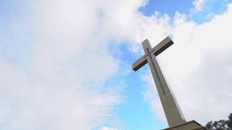 Das-Mount-Macedon-Memorial-Cross-Ist-Ein-Denkmalgeschütztes-Kriegsdenkmal-In-Victoria-Australia-Mit-Dynamischen-Wolken,-Die-Sich-Schnell-Im-Hintergrund-Bewegen