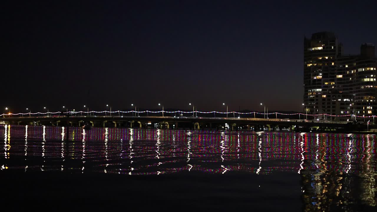 조용 한 물 에 반사 되는 조명 된 다리