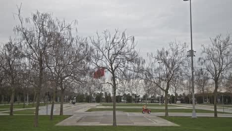parque infantil colorido con árboles