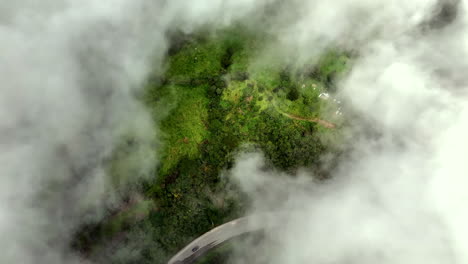 Übersicht-Luft-Grün-Landschaft-Kurvige-Straße-Durch-Wolken-Sonnig