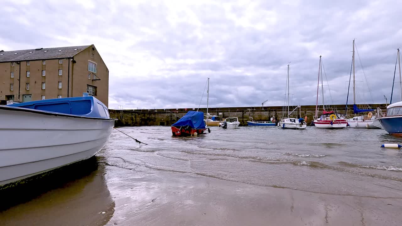 Barche ancorate vicino a una spiaggia sabbiosa a Fife