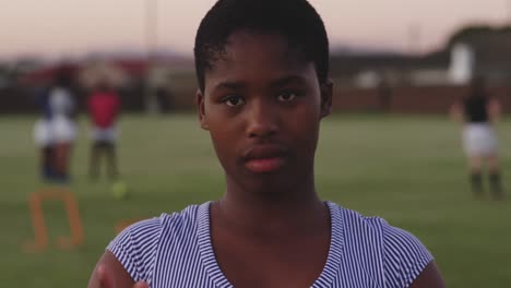 retrato de una joven adulta jugadora de rugby en un campo de rugby