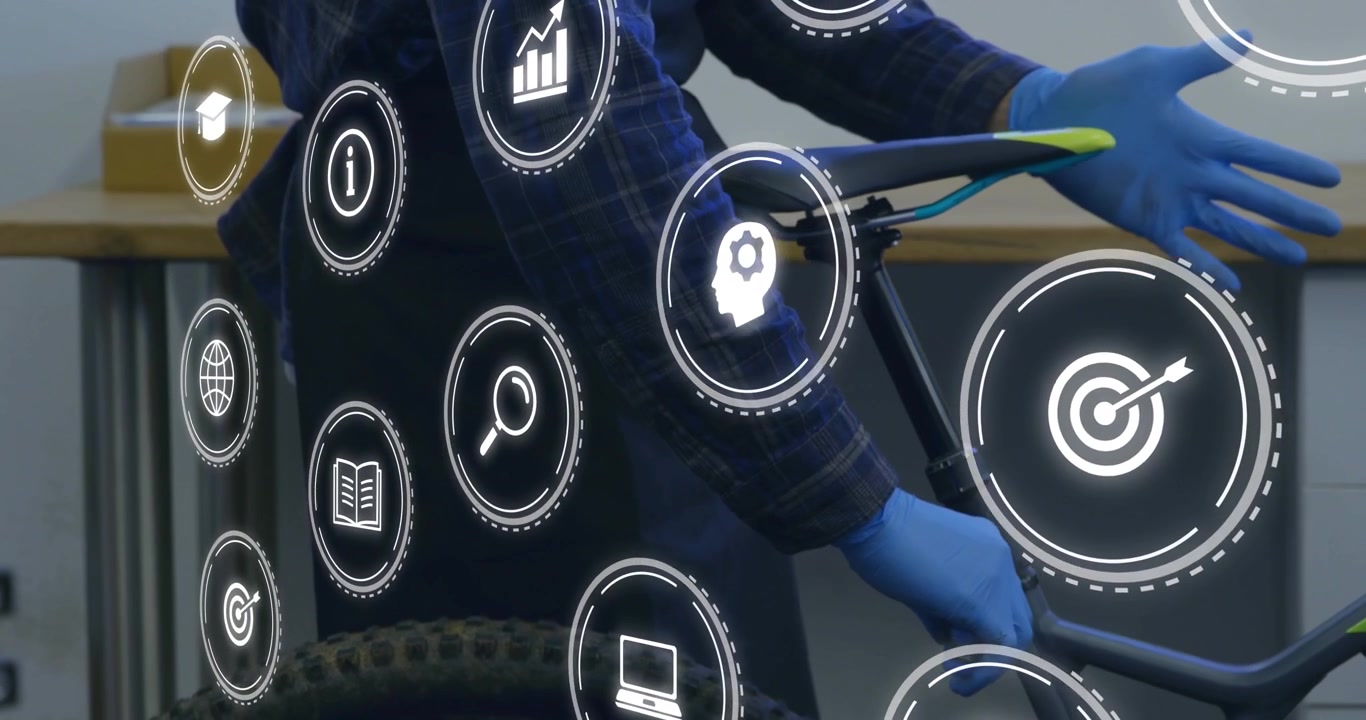 Tecnico che ispeziona l'altezza della sella in un negozio di biciclette mentre appaiono icone AR che guidano la regolazione del morsetto