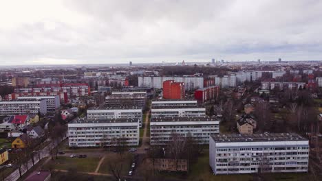 área densa del complejo de edificios de apartamentos en la ciudad de riga, vista aérea