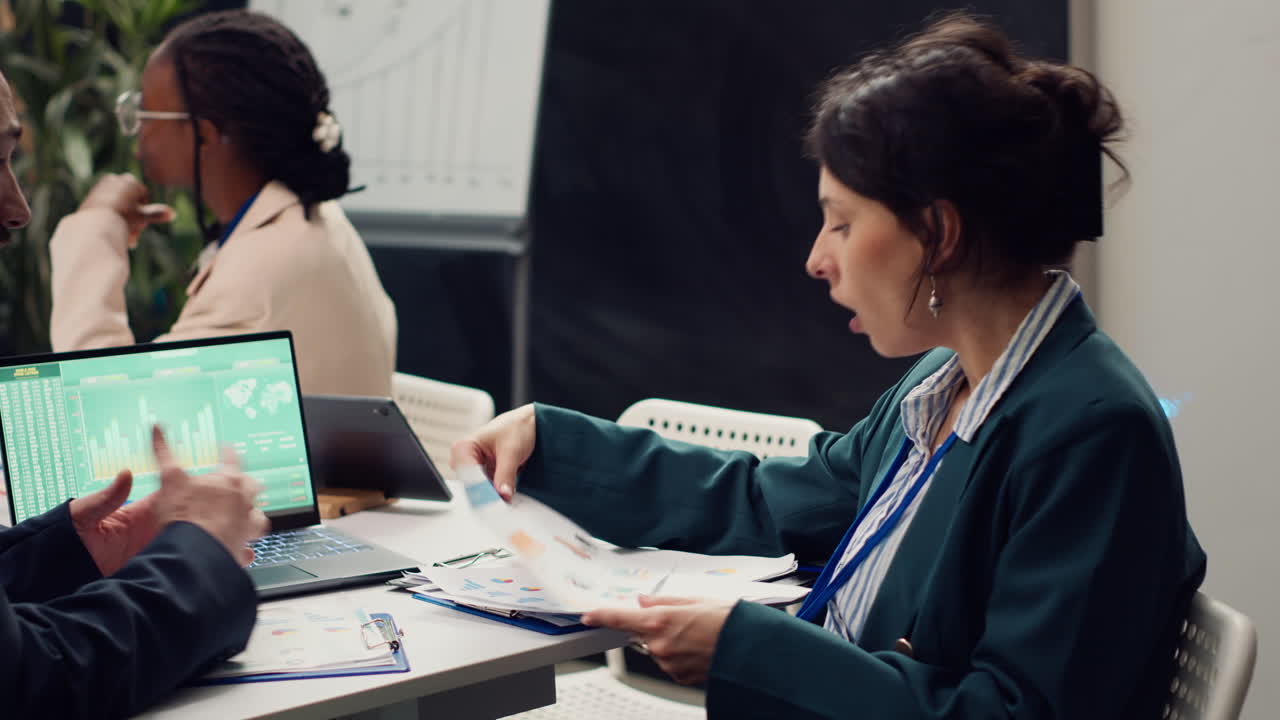 equipo de relaciones públicas que crea campañas de marketing y actividades promocionales