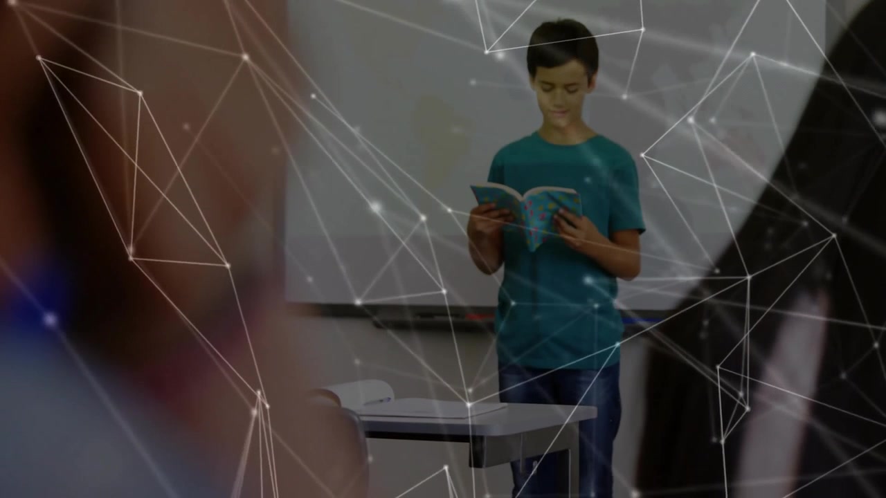 Giovane studente che legge ad alta voce in classe con sovrapposizione di rete digitale