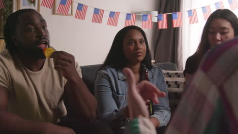 amigos en casa celebrando con la fiesta por el día de la independencia de estados unidos 4 de julio hablando y bebiendo 3