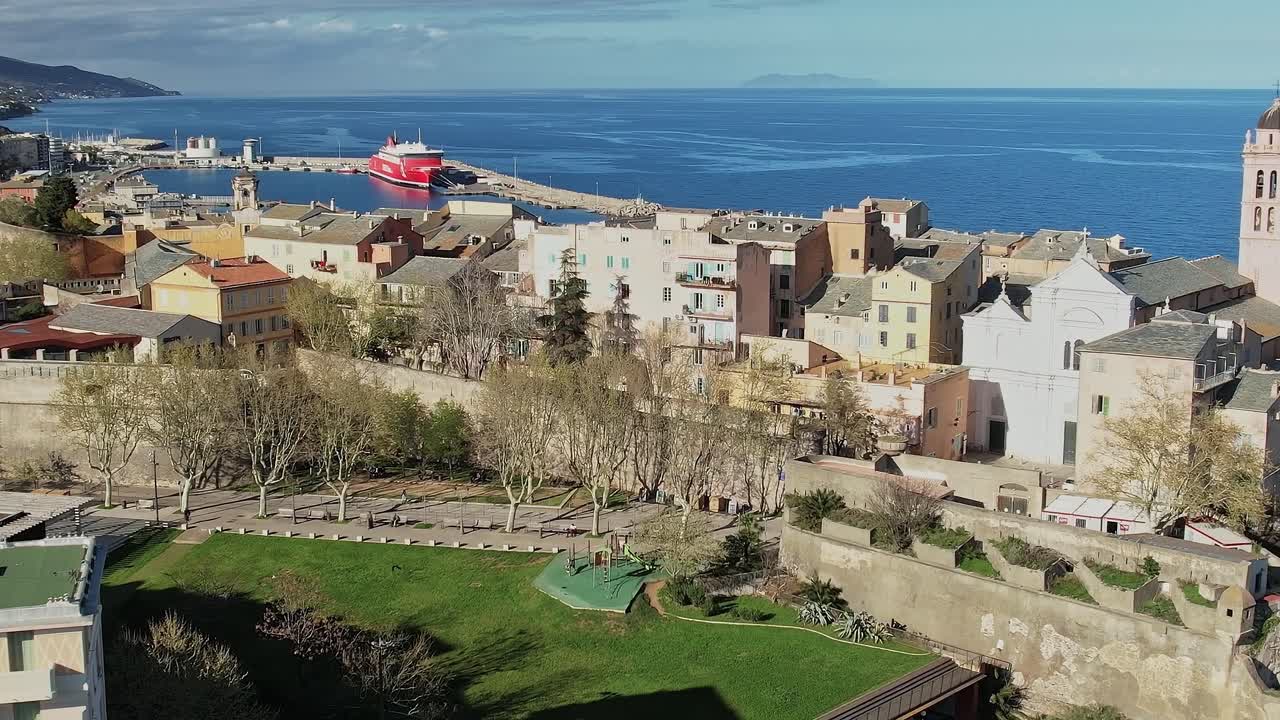 Des touristes visitent la zone portuaire de Bastia, en Corse, en France, par temps ensoleillé