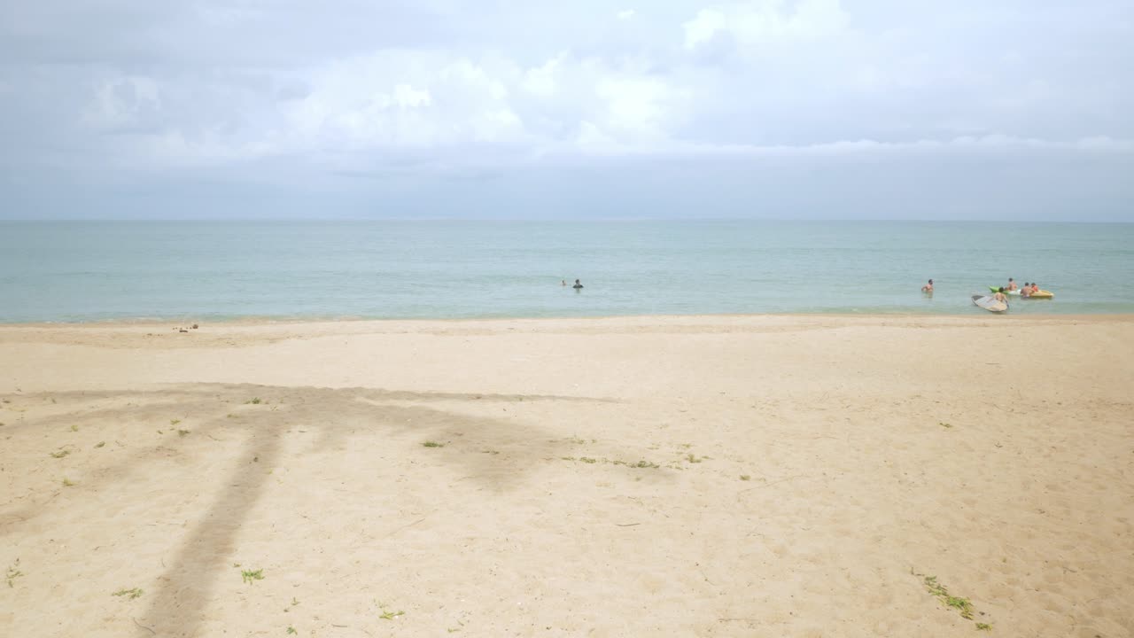 agua natural de las olas del mar con espuma en la hermosa playa de arena blanca, paisaje marino de la playa de verano
