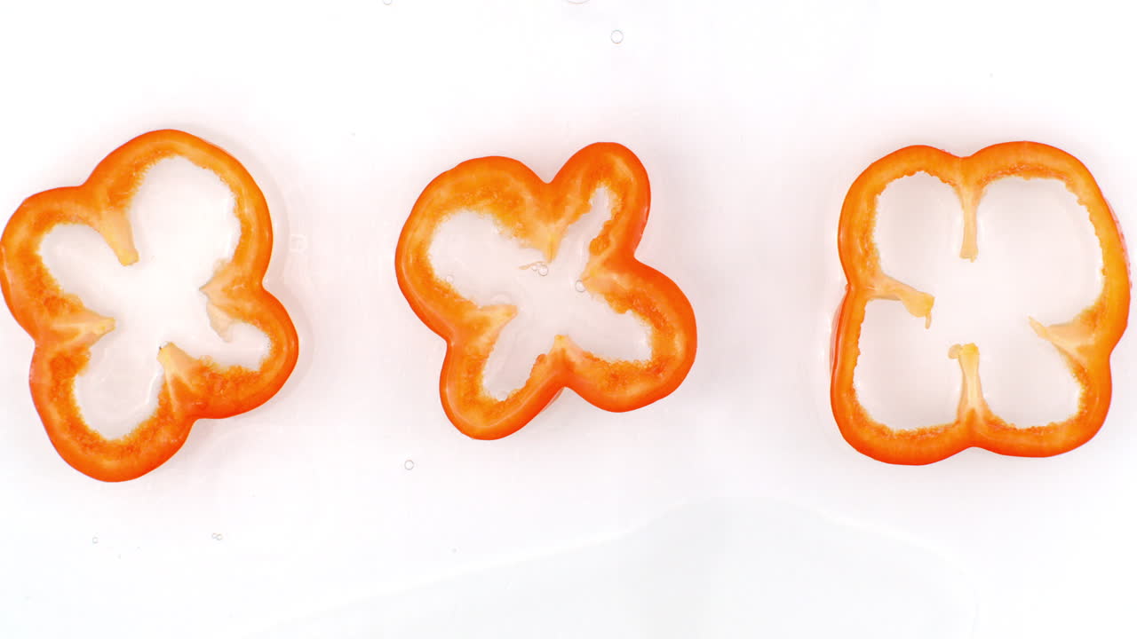 위면: 색 바탕에 물로 은 세 조각의 은 고추가 느린 동작으로 물을 습니다.