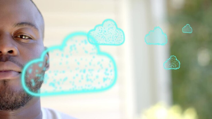 Homem adulto sorrindo na varanda enquanto nuvens azul-petróleo crescem e cruzam o quadro, demonstrando o clima
