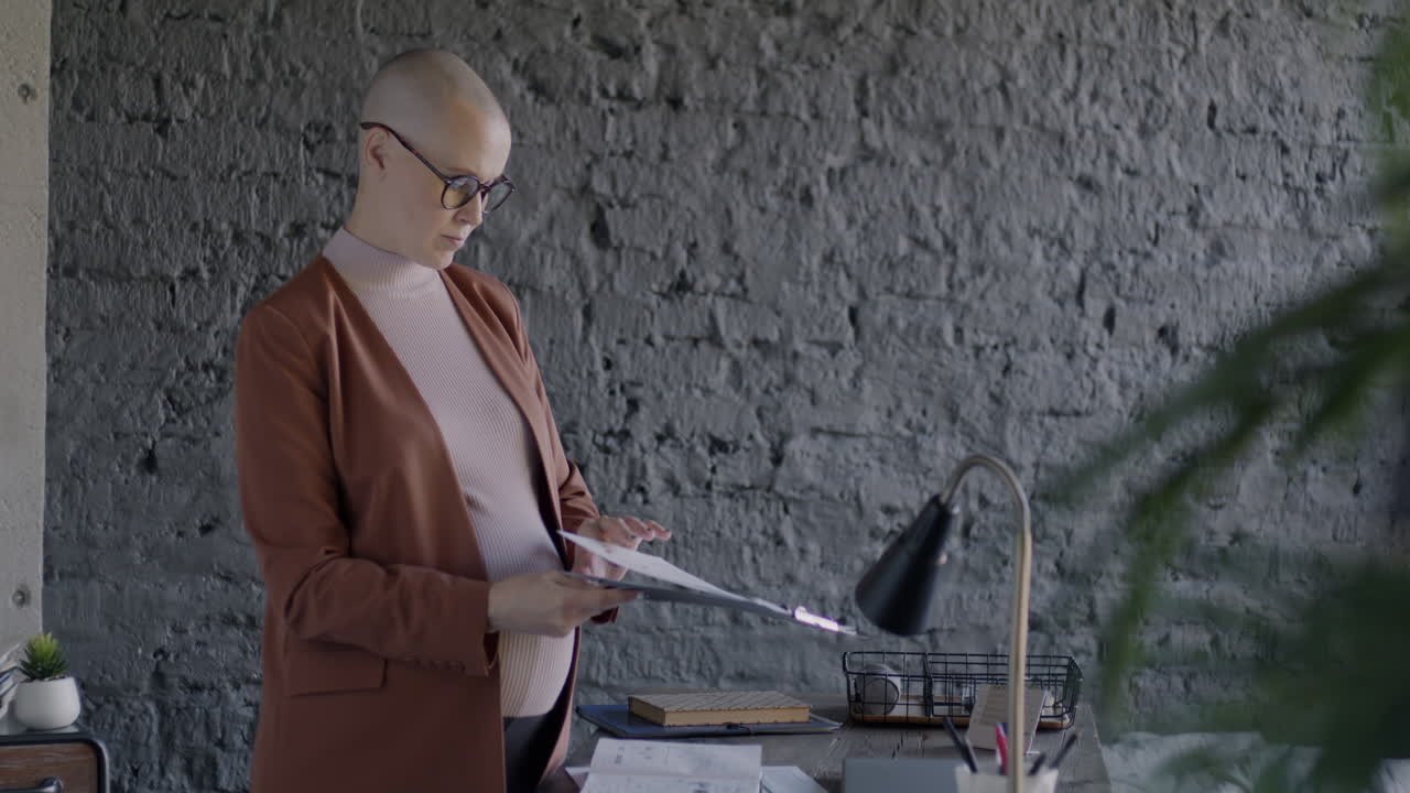 Imprenditrice incinta che esamina documenti