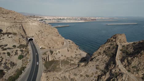 vista aérea volando a lo largo de la costa rocosa de almería en andalucía españa