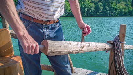 Primer-Plano-De-Un-Balsero-Fuerte-En-El-Río-Drava-Usando-Un-Remo-Para-Dirigir-Una-Balsa-De-Troncos