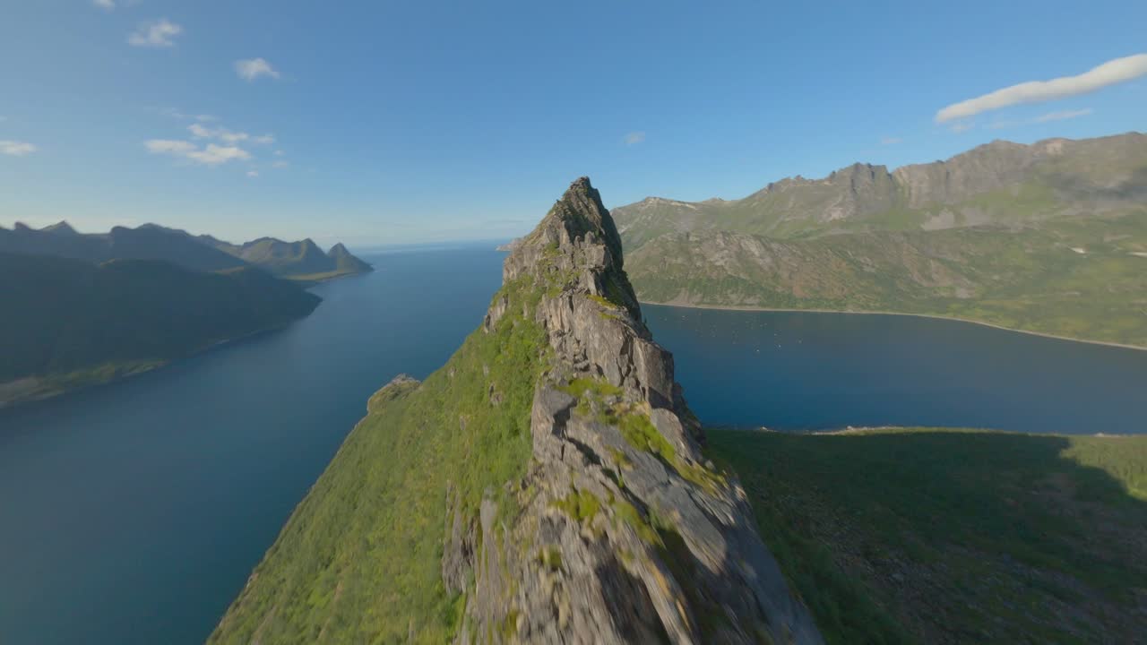 노르웨이 의  ⁇ 은 날 에 센자 섬 의 산 정상 에 대한 항공 비행 - 배경 에 있는 파란 피오르드 풍경