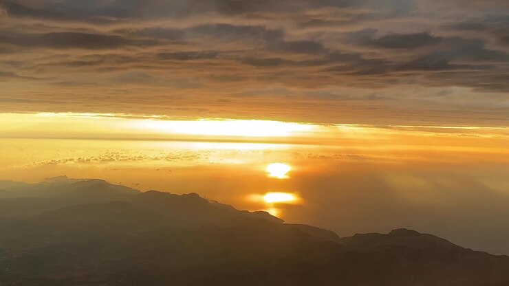 Espectacular atardecer sobrevolando la isla de Mallorca, España, con un cielo lluvioso