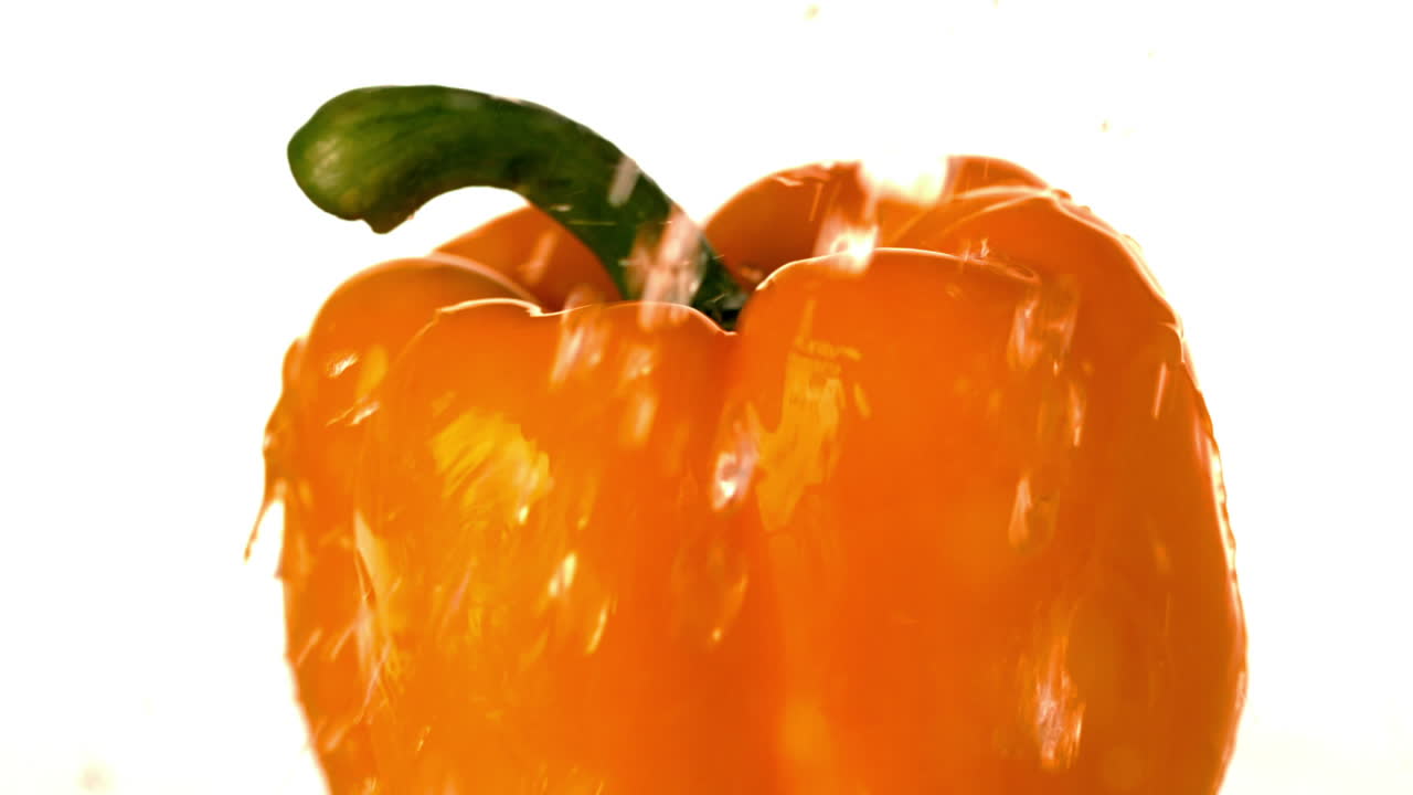 Acqua che cade su un peperone giallo
