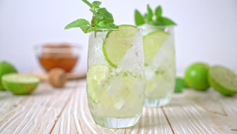 refresco de lima helado con menta - bebida refrescante