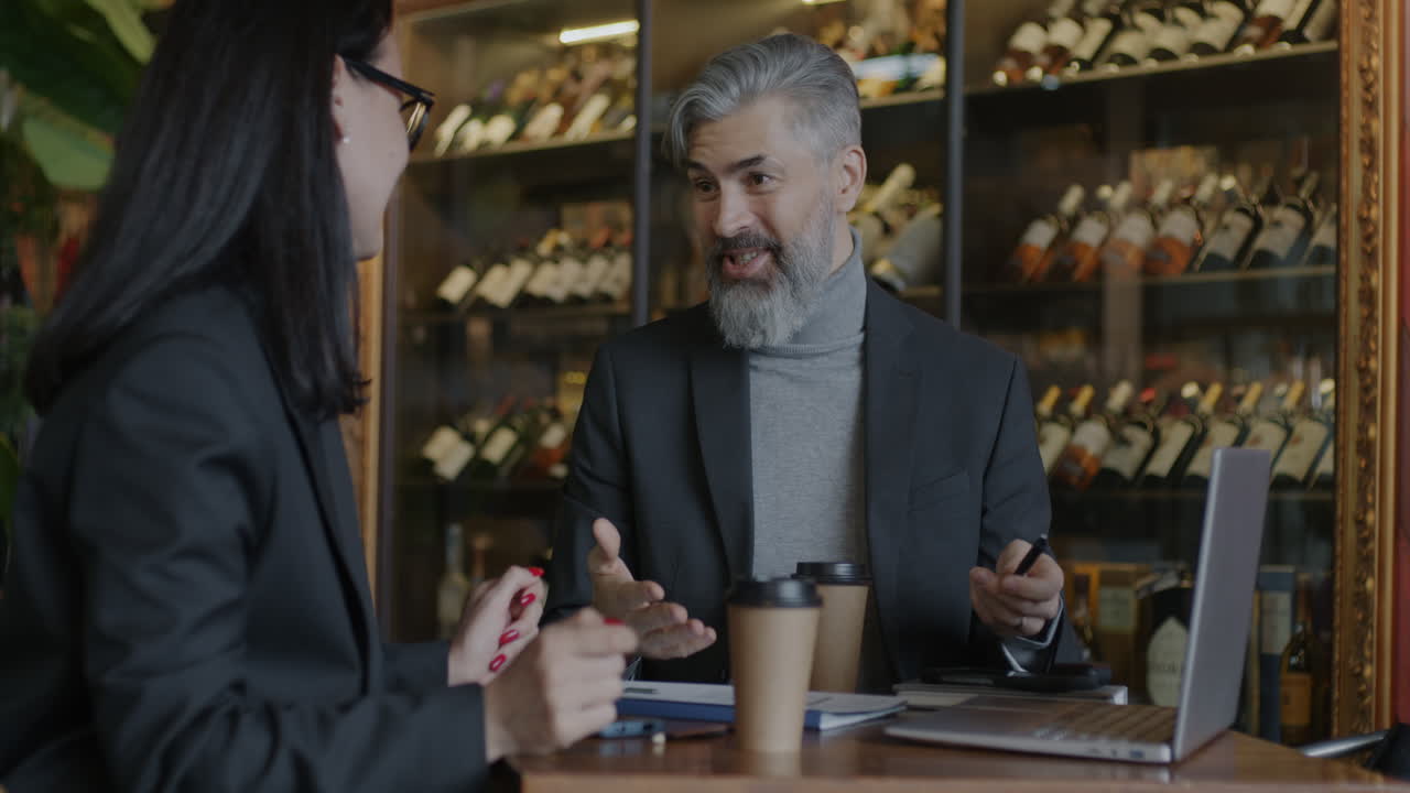 Discussione d'affari in un'enoteca