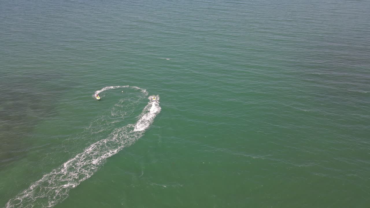 녹색 물 바다 수상 스포츠 공중에 4k 두 제트 스키