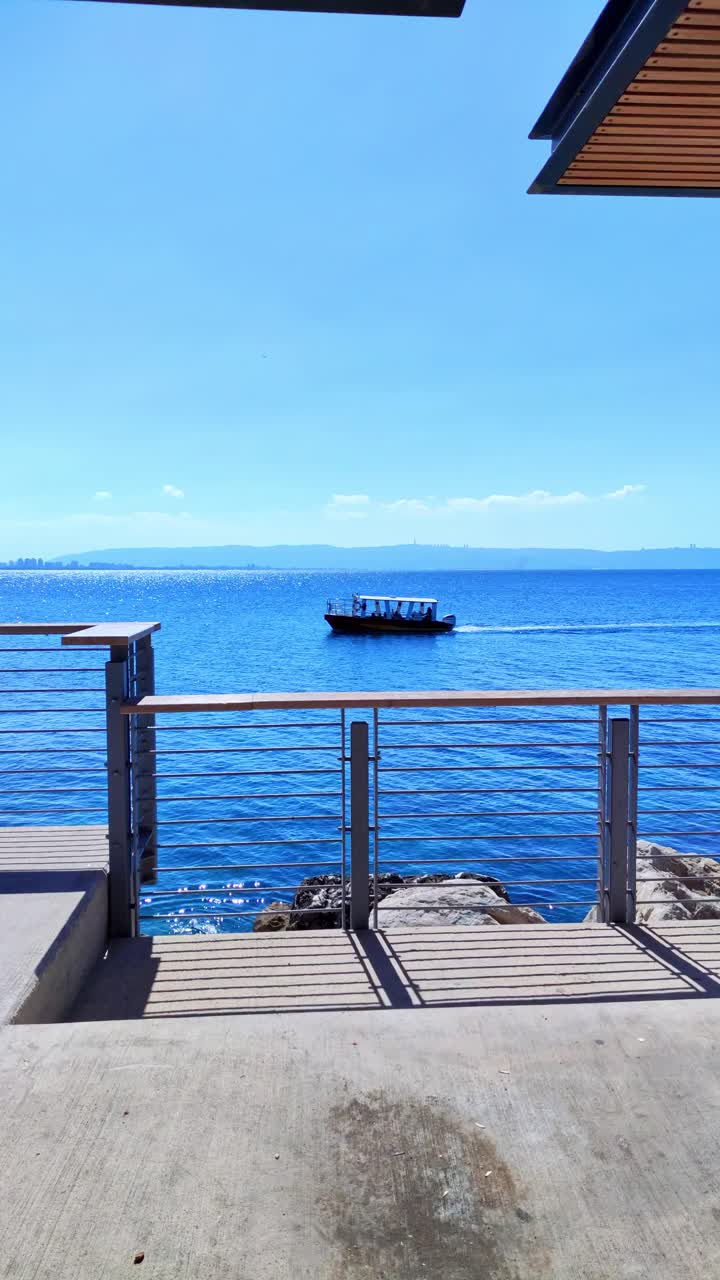 Akko, Israel, Boot fährt über das Meer
