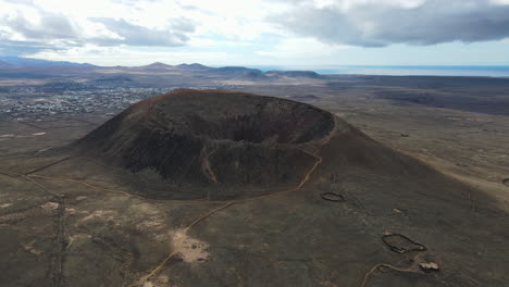 paisaje de fuerteventura, cráter del volcán de la caldera en una toma aérea panorámica