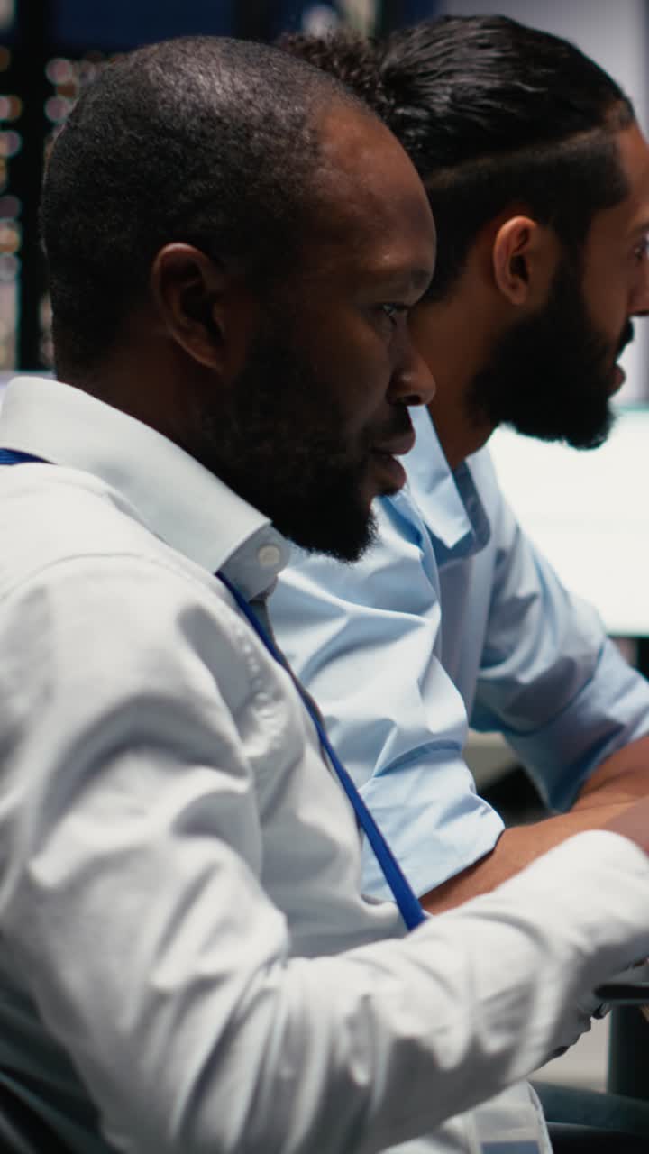 Business Manager Video Verticale a capo di un team multietnico, che promuove il lavoro di squadra