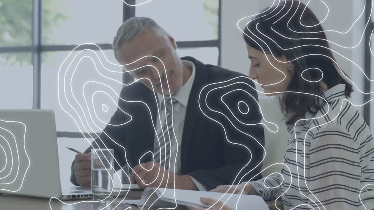 topografía contra hombre de negocios caucásico y mujer de negocios discutiendo sobre documentos en la oficina