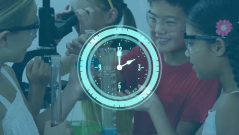 Animation-Einer-Digitaluhr-über-Verschiedene-Schüler,-Die-Flüssigkeit-In-Ein-Reagenzglas-Gießen-Und-Ein-Mikroskop-Verwenden