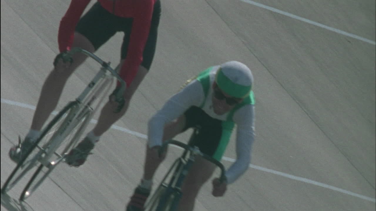 두 남자가 자전거를 타고 한 파도 손짓을 한다